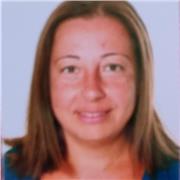 Docente di biologia impartisce lezioni a studenti delle scuole secondarie di primo e secondo grado